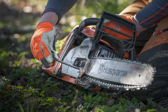 Husqvarna 365 Pilarka spalinowa łańcuchowa napinanie piły łańcuchowej z boku Husqvarna 365 Pilarka spalinowa łańcuchowa napinanie piły łańcuchowej z boku